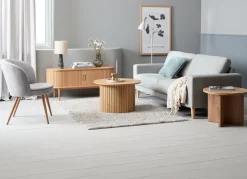 Stolik TV LYNGVIG 120cm 2 drzwi roletowe naturalny dąb